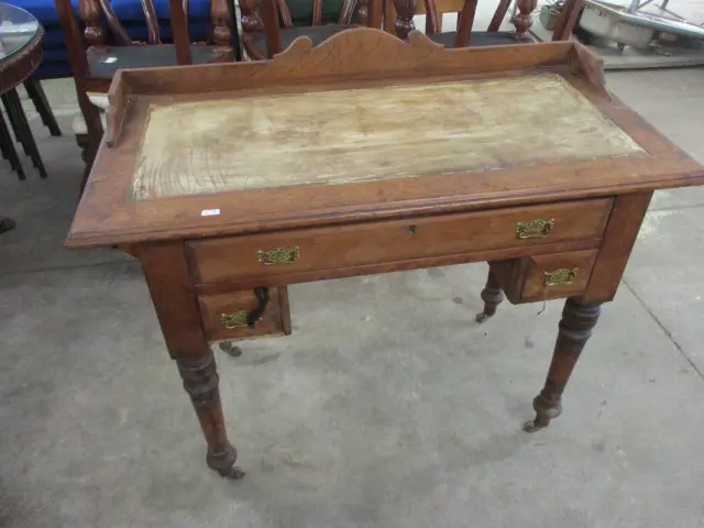 Kauri Table Image 1++